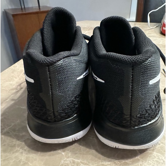 Nike Kyrie Flytrap 6 Basketball
Shoes - Picture 7 of 13